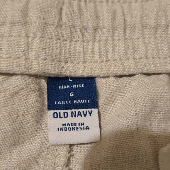 Old Navy High-Waisted Linen-Blend Utility Shorts - Picture 3 of 4